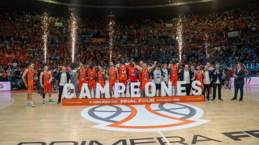 La plantilla naranja disfrutó del ascenso por todo lo alto