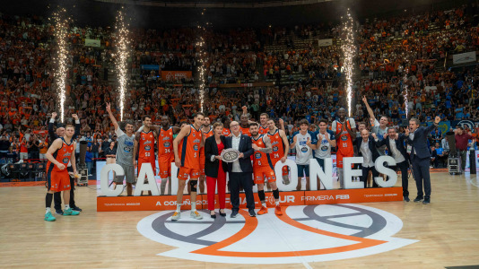 La plantilla naranja disfrutó del ascenso por todo lo alto