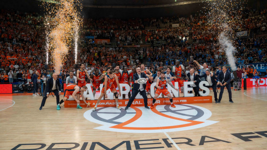 La plantilla naranja disfrutó del ascenso por todo lo alto