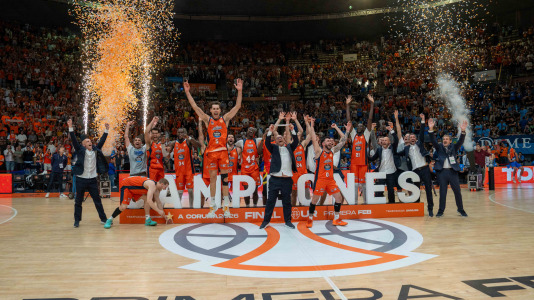 La plantilla naranja disfrutó del ascenso por todo lo alto