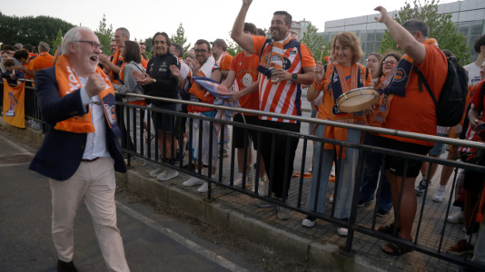 La afición esperó a los jugadores para celebrar el ascenso con sus ídolos