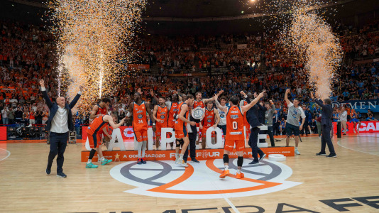 La plantilla naranja disfrutó del ascenso por todo lo alto