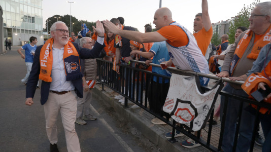 La afición esperó a los jugadores para celebrar el ascenso con sus ídolos