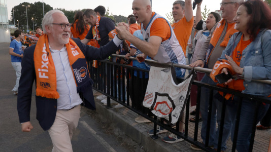 La afición esperó a los jugadores para celebrar el ascenso con sus ídolos