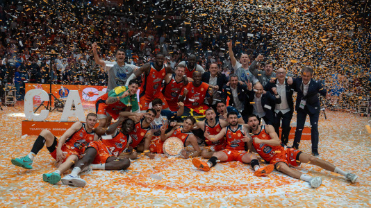 La plantilla naranja disfrutó del ascenso por todo lo alto