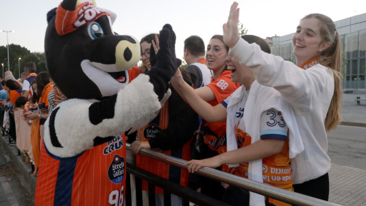 La afición esperó a los jugadores para celebrar el ascenso con sus ídolos