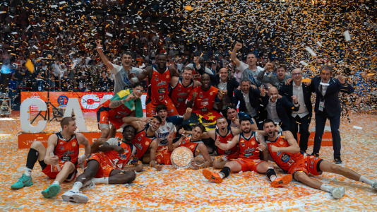 La plantilla naranja disfrutó del ascenso por todo lo alto