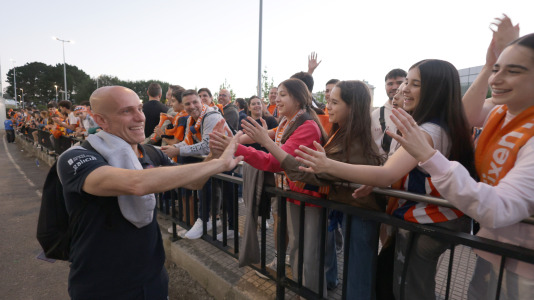 La afición esperó a los jugadores para celebrar el ascenso con sus ídolos