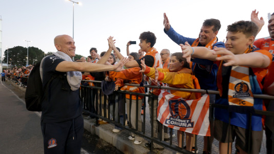 La afición esperó a los jugadores para celebrar el ascenso con sus ídolos
