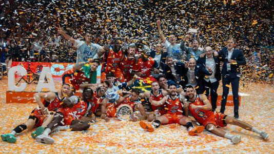 La plantilla naranja disfrutó del ascenso por todo lo alto