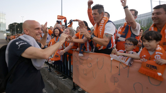 La afición esperó a los jugadores para celebrar el ascenso con sus ídolos