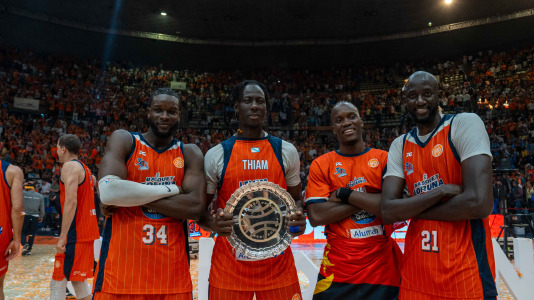 La plantilla naranja disfrutó del ascenso por todo lo alto