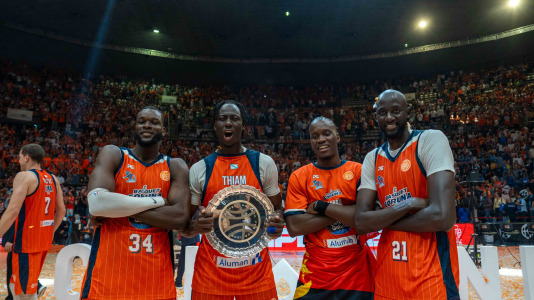 La plantilla naranja disfrutó del ascenso por todo lo alto