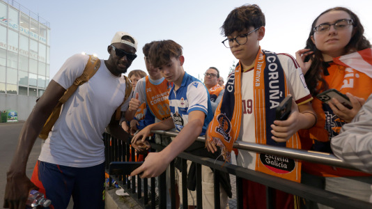 La afición esperó a los jugadores para celebrar el ascenso con sus ídolos