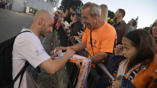 La afición esperó a los jugadores para celebrar el ascenso con sus ídolos