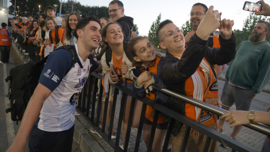 La afición esperó a los jugadores para celebrar el ascenso con sus ídolos