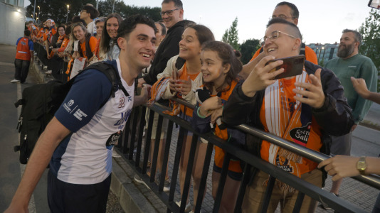 La afición esperó a los jugadores para celebrar el ascenso con sus ídolos
