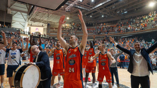La plantilla naranja disfrutó del ascenso por todo lo alto