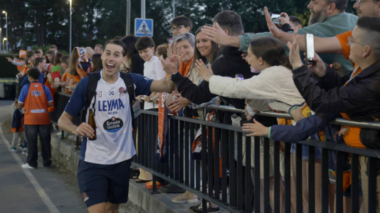 La afición esperó a los jugadores para celebrar el ascenso con sus ídolos