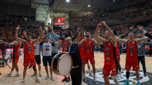 La plantilla naranja disfrutó del ascenso por todo lo alto