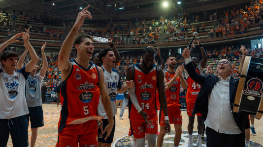 La plantilla naranja disfrutó del ascenso por todo lo alto