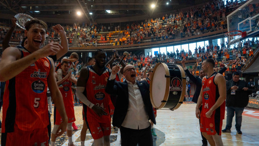 La plantilla naranja disfrutó del ascenso por todo lo alto