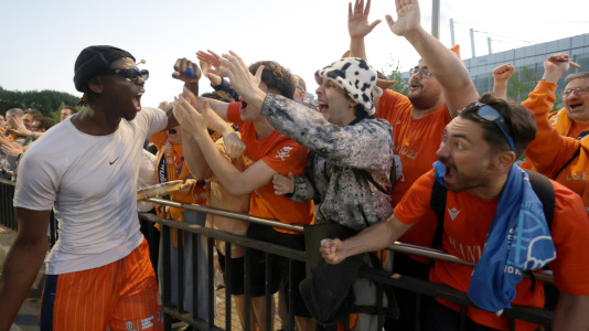 La afición esperó a los jugadores para celebrar el ascenso con sus ídolos