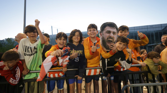 La afición esperó a los jugadores para celebrar el ascenso con sus ídolos