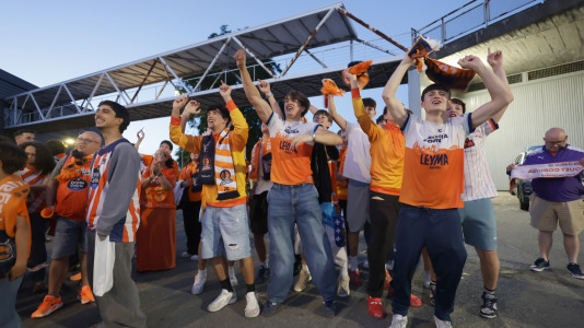 La afición esperó a los jugadores para celebrar el ascenso con sus ídolos