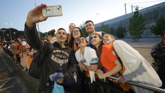 La afición esperó a los jugadores para celebrar el ascenso con sus ídolos