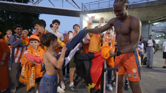 La afición esperó a los jugadores para celebrar el ascenso con sus ídolos
