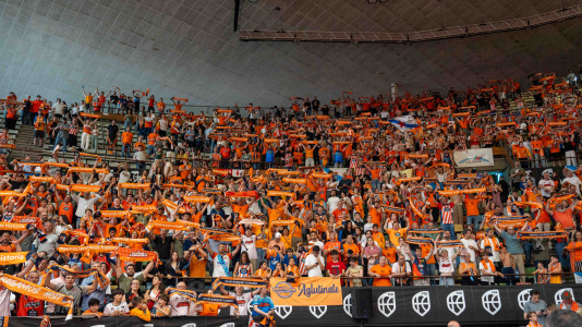 La plantilla naranja disfrutó del ascenso por todo lo alto