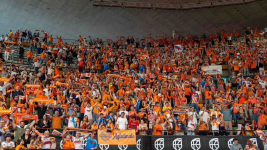La plantilla naranja disfrutó del ascenso por todo lo alto