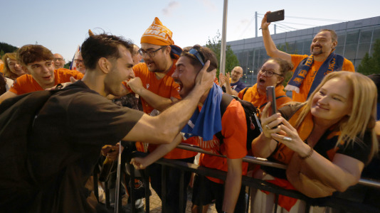 La afición esperó a los jugadores para celebrar el ascenso con sus ídolos
