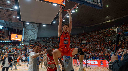 La plantilla naranja disfrutó del ascenso por todo lo alto