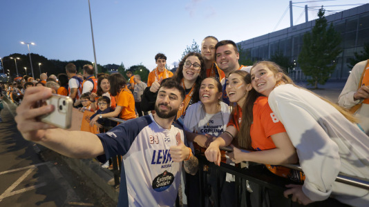 La afición esperó a los jugadores para celebrar el ascenso con sus ídolos