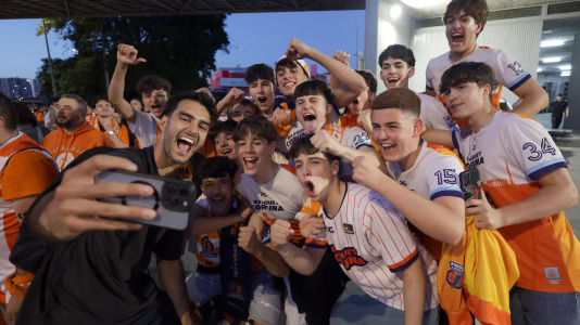 La afición esperó a los jugadores para celebrar el ascenso con sus ídolos