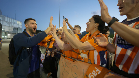 La afición esperó a los jugadores para celebrar el ascenso con sus ídolos