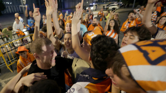 La afición esperó a los jugadores para celebrar el ascenso con sus ídolos