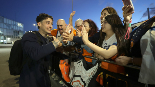 La afición esperó a los jugadores para celebrar el ascenso con sus ídolos