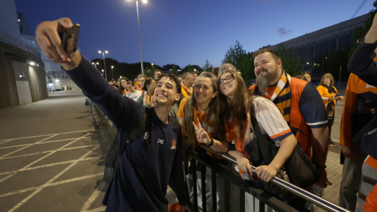 La afición esperó a los jugadores para celebrar el ascenso con sus ídolos