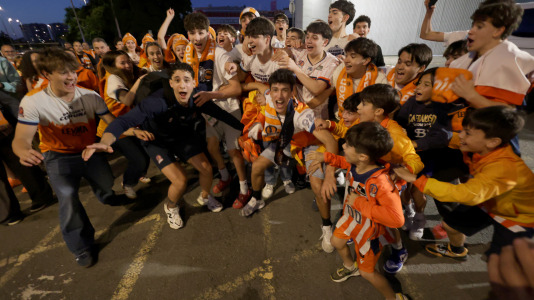 La afición esperó a los jugadores para celebrar el ascenso con sus ídolos