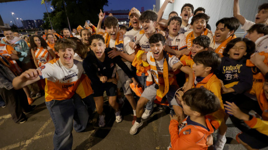 La afición esperó a los jugadores para celebrar el ascenso con sus ídolos