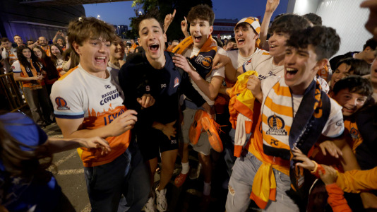 La afición esperó a los jugadores para celebrar el ascenso con sus ídolos