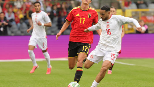 Brussels (Belgium), 06/06/2026.- Charles De Ketelaere (L) of Belgium and Hadj Mahmoud of Tunesia in action during the international soccer friendly match Belgium against Tunisia in Brussels, Belgium, 06 June 2026. (Futbol, Amistoso, Bélgica, Túnez, Bruselas) EFE/EPA/OLIVIER MATTHYS