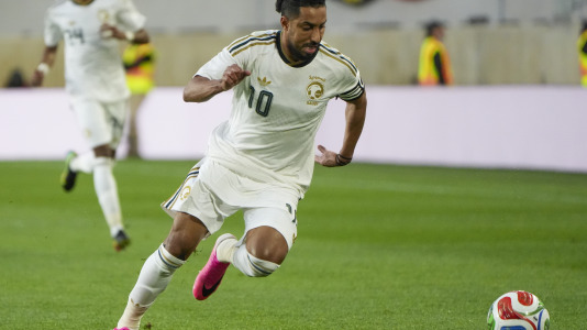 AME6964. NUEVA JERSEY (ESTADOS UNIDOS), 30/05/2026.- Salem Al Dawsari de Arabia Saudí controla el balón este sábado, en un partido amistoso entre Ecuador y Arabia Saudí previo al Mundial 2026 en el estadio Sports Illustrated, en Nueva Jersey (Estados Unidos). EFE/ Ángel Colmenares