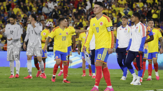 AME7699. BOGOTÁ (COLOMBIA), 01/06/2026.- James Rodríguez (4-d) de Colombia reacciona este lunes, en un partido amistoso entre Colombia y Costa Rica previo a la Copa Mundial de Fútbol de 2026, en el estadio El Campín en Bogotá (Colombia). EFE/ Mauricio Dueñas Castañeda