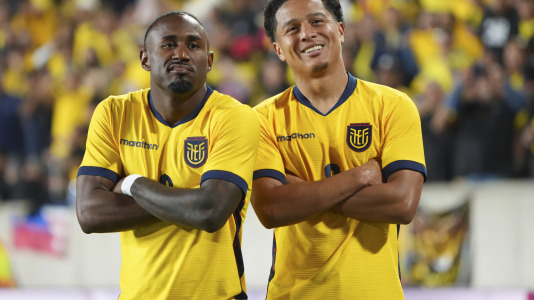 AME6989. NUEVA JERSEY (ESTADOS UNIDOS), 30/05/2026.- John Yeboah (i) y Anthony Valencia de Ecuador celebran un gol este sábado, en un partido amistoso entre Ecuador y Arabia Saudí previo al Mundial 2026 en el estadio Sports Illustrated, en Nueva Jersey (Estados Unidos). EFE/ Ángel Colmenares