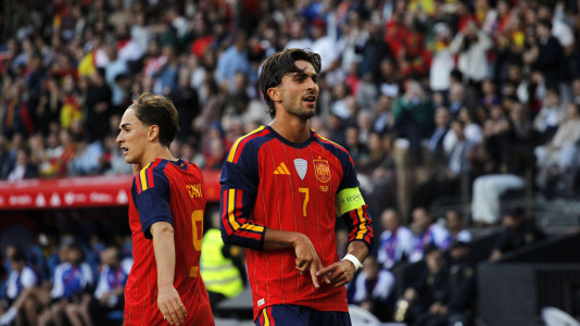 Quintana. Partido de fÃºtbol de selecciones nacionales de EspaÃ±a - Irak en Riazor. PÃºblico, jugadas, banquillos, entrenadores, plantillas