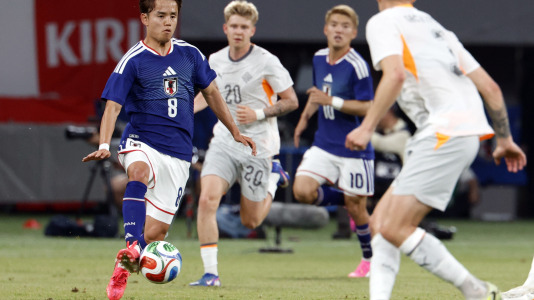 TOKYO (Japan), 31/05/2026.- Japan's Takefusa Kubo (L) in action during the friendly soccer match between Japan and Iceland at the National Stadium in Tokyo, Japan, 31 May 2026. (Futbol, Amistoso, Japón, Tokio, Islandia) EFE/EPA/FRANCK ROBICHON
